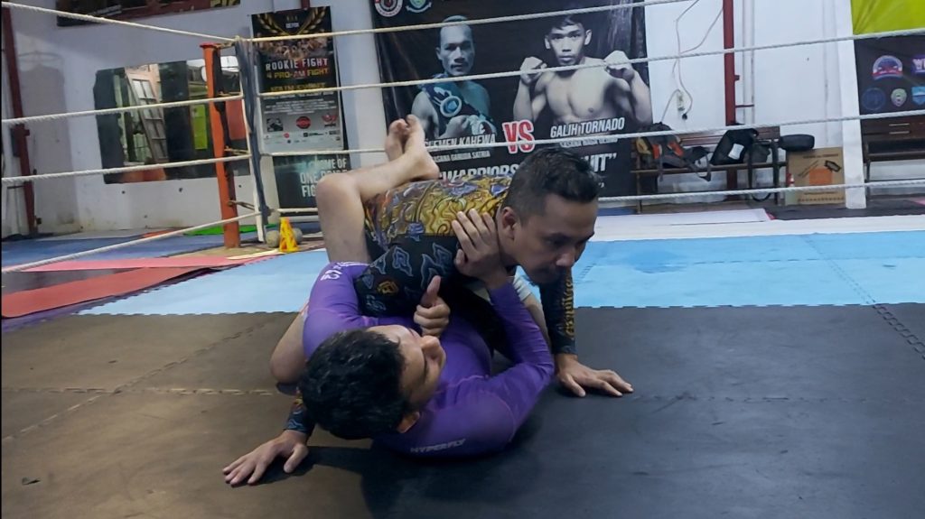 How to break down the opponent's posture in closed guard.