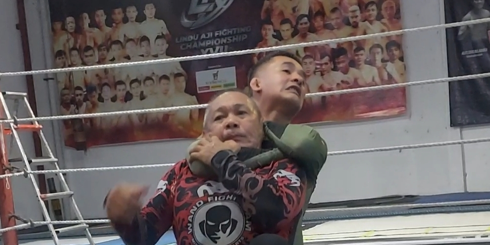 Pulling the neck is not how to finish the rear naked choke.